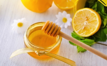 Lý do bạn nên uống nước chanh ấm với mật ong vào buổi sáng
